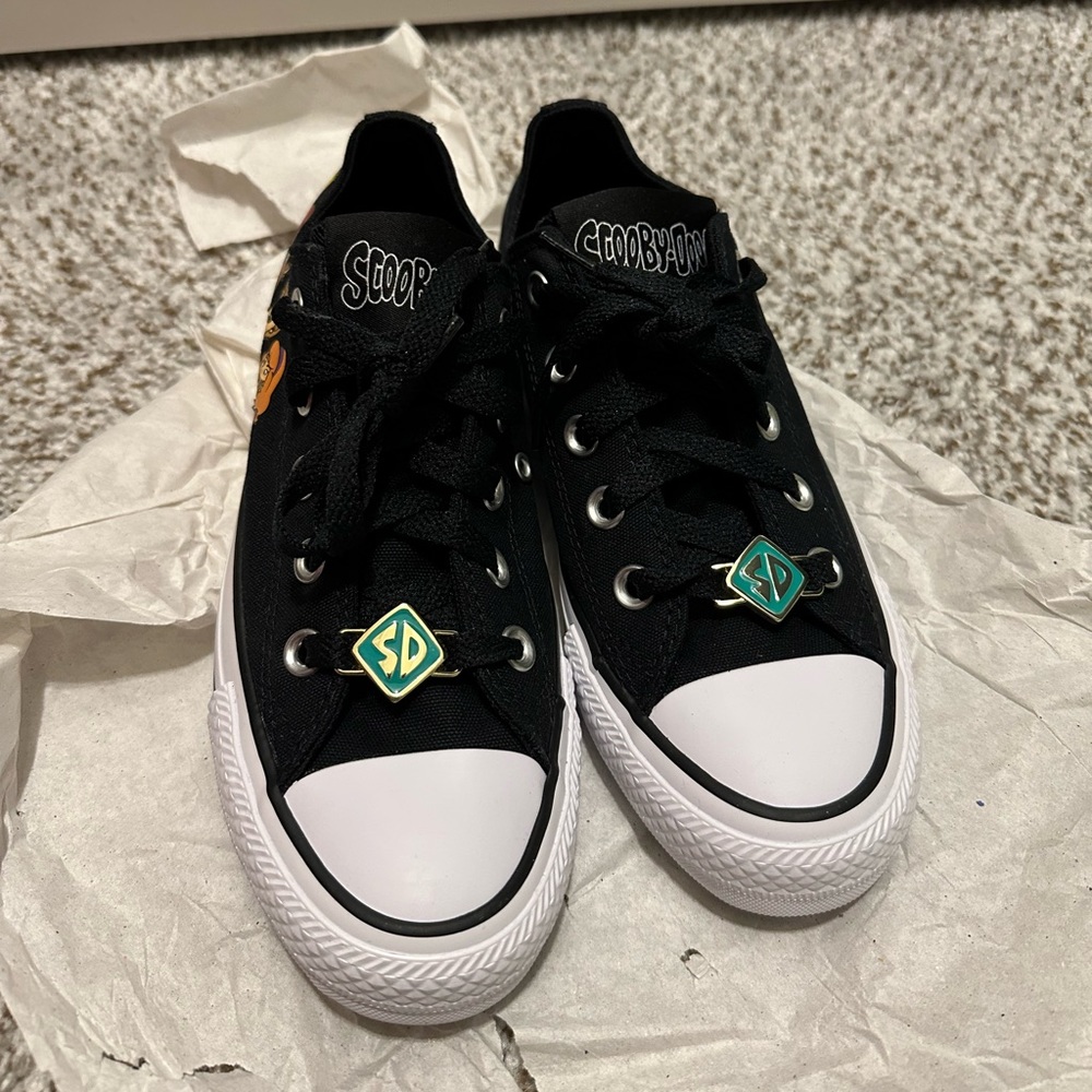 BNIB Scooby doo converse low tops